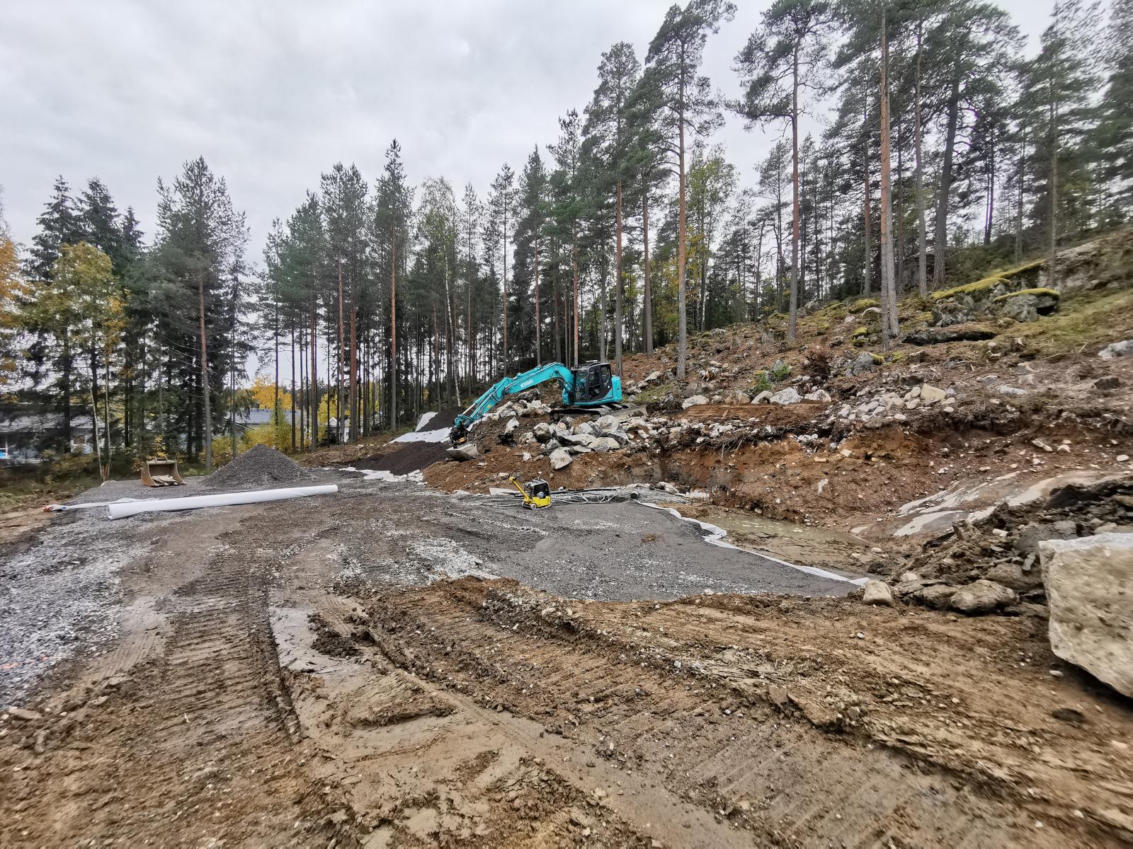 Perustuskaivuu kalliorinteessä