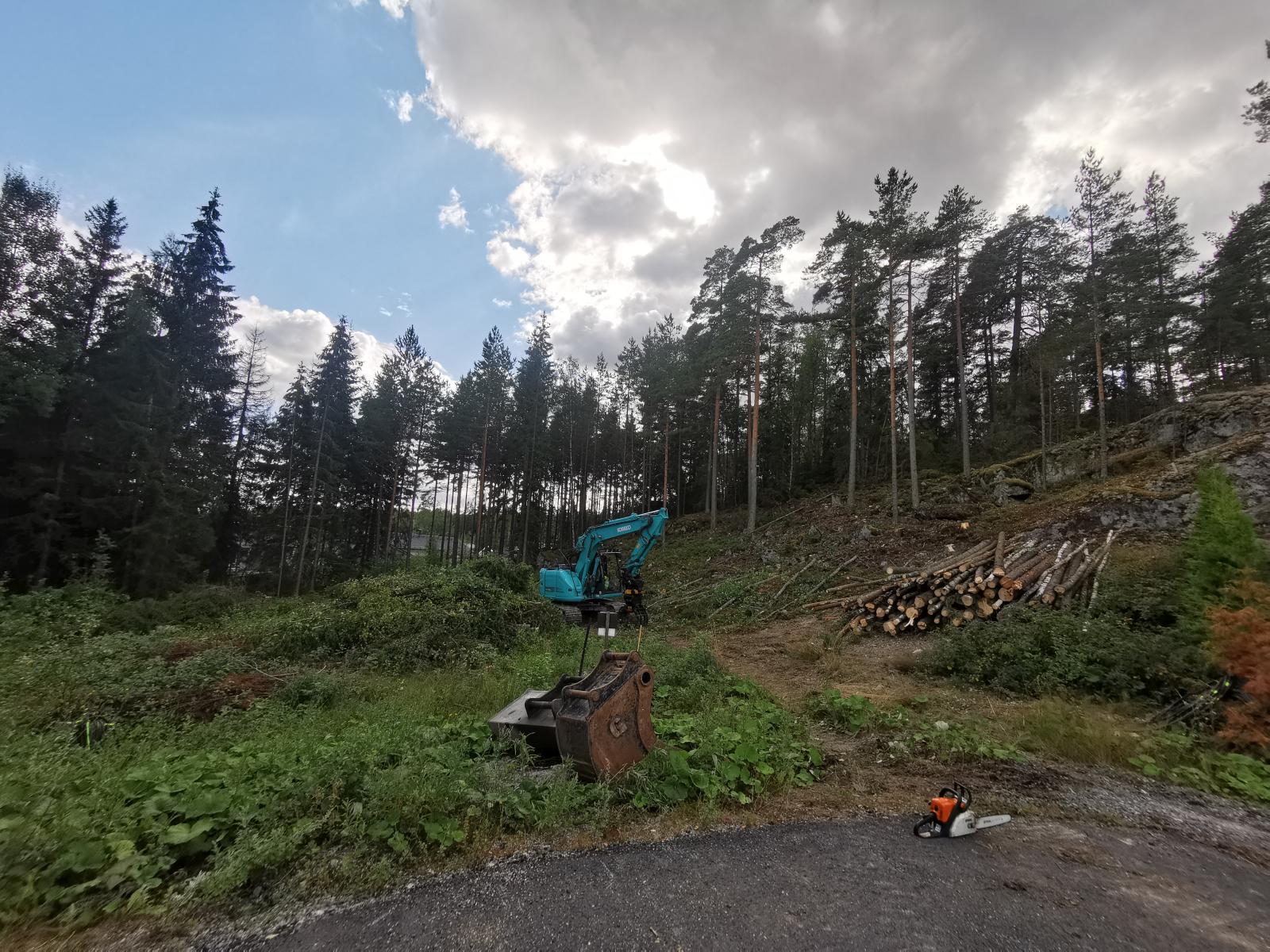 Rinteen raivaus Kobelcolla