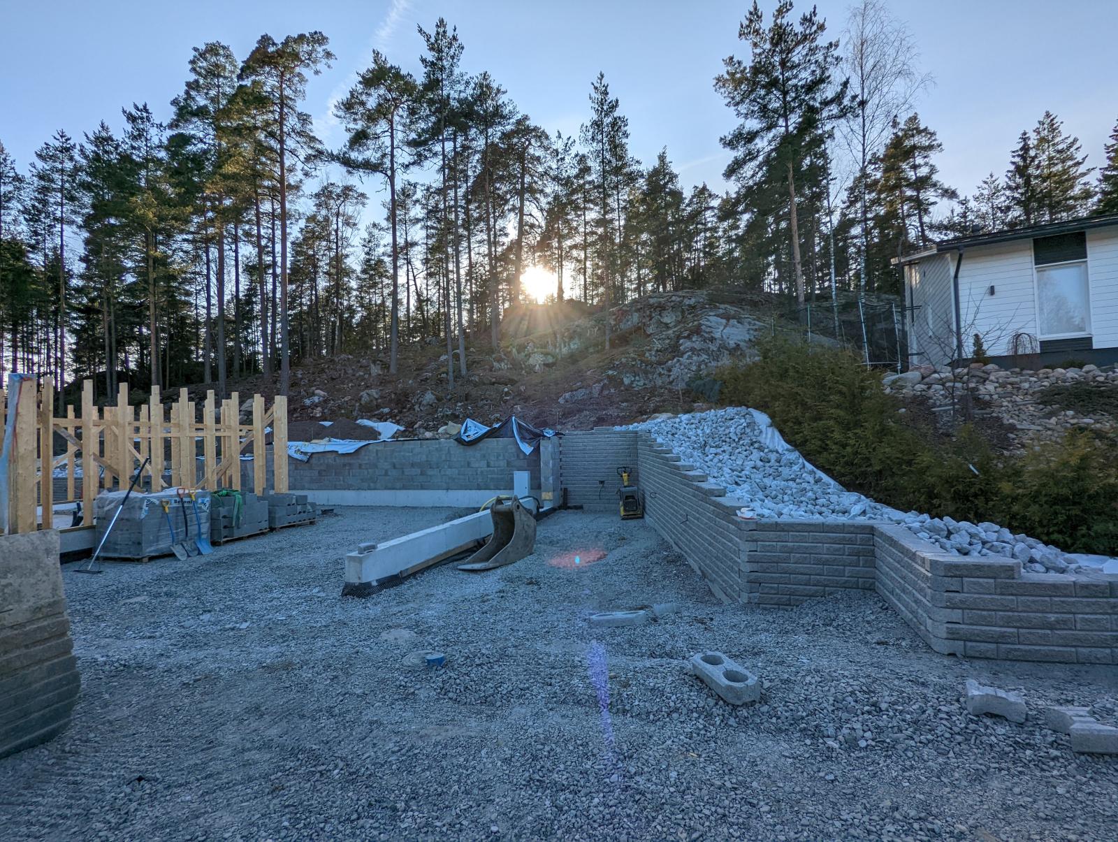 Muuri nousee — salaojitus taustalle