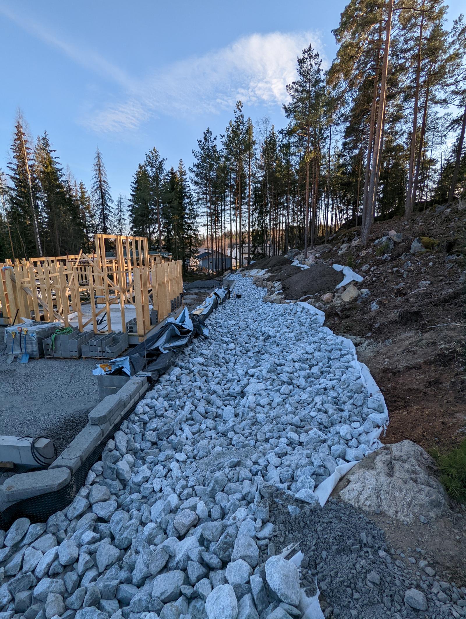 Valmis tukimuuri ja kivitäyttö